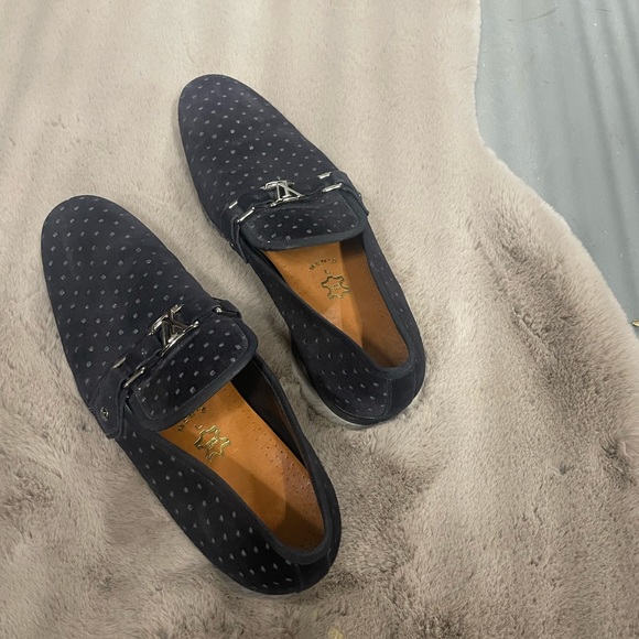 LV Authentic mens shoes size 9.5--gently used. Assortment of atules - Picture 3 of 6